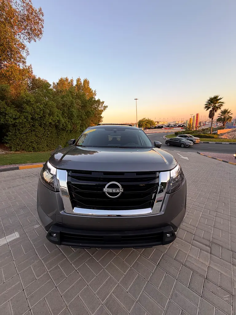 Nissan Pathfinder 2022 — photo 1 of 19