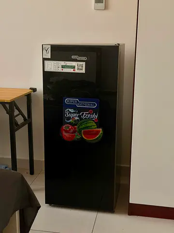 Slim single-door refrigerator / mini fridge - black