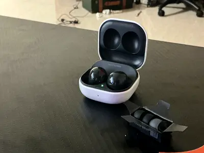 Samsung Galaxy Buds2 Pro with charging case — good condition and extra plug sizes