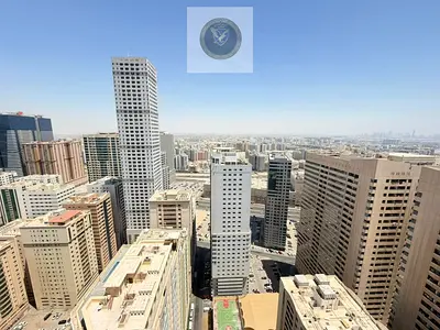 شقة غرفة وصالة في النهدة الشارقة مع شهر مجاني وجيم ومسبح وبلكونة وغرفة ماستر وثلاث حمامات بالقرب من دبي داخل بناية عائلية نظيفة