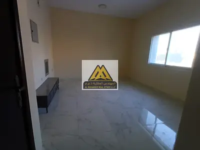 غرفه وصاله بمساحه كبيره \موقع حيوي \شقه جديده \ قريبه من جميع الخدمات