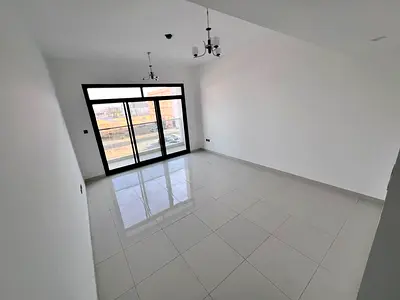 غرفة ماستر 2 حمام غرفة غسيل بلكونه مع اطلاله خزائن بالحائط تكييف مركزي
