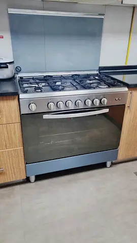 Gas cooking range with 5 burners - Indesit (italian) brand - Moving out sale