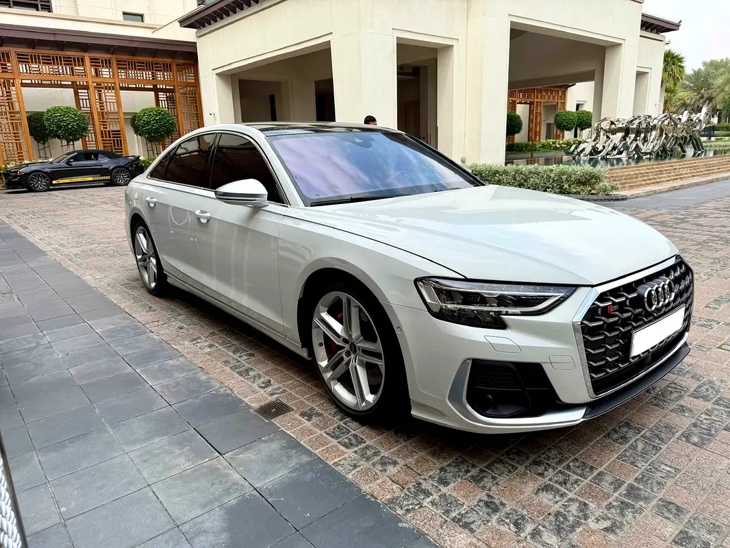 Audi S8 2023 — photo 1 of 5