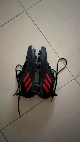 Used Adidas deportivo football boots with red stripes original - size 42.5
