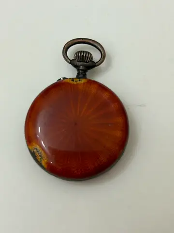ساعه قديمه جدا اثريه  من اكثر من 100عام