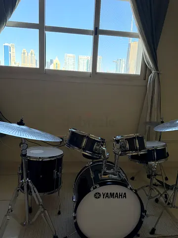 Yamaha 5-piece Drum Kit in Good Condition with 4 mute cymbals and the full cymbals of the drum kit.