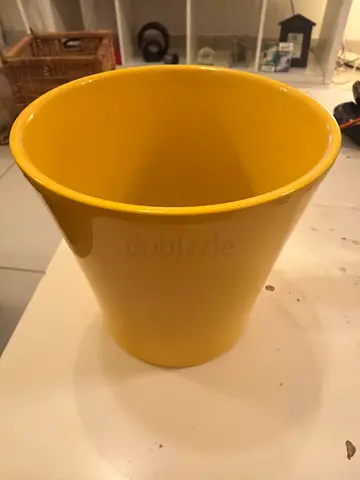 Simple yellow plastic vase– used, good condition