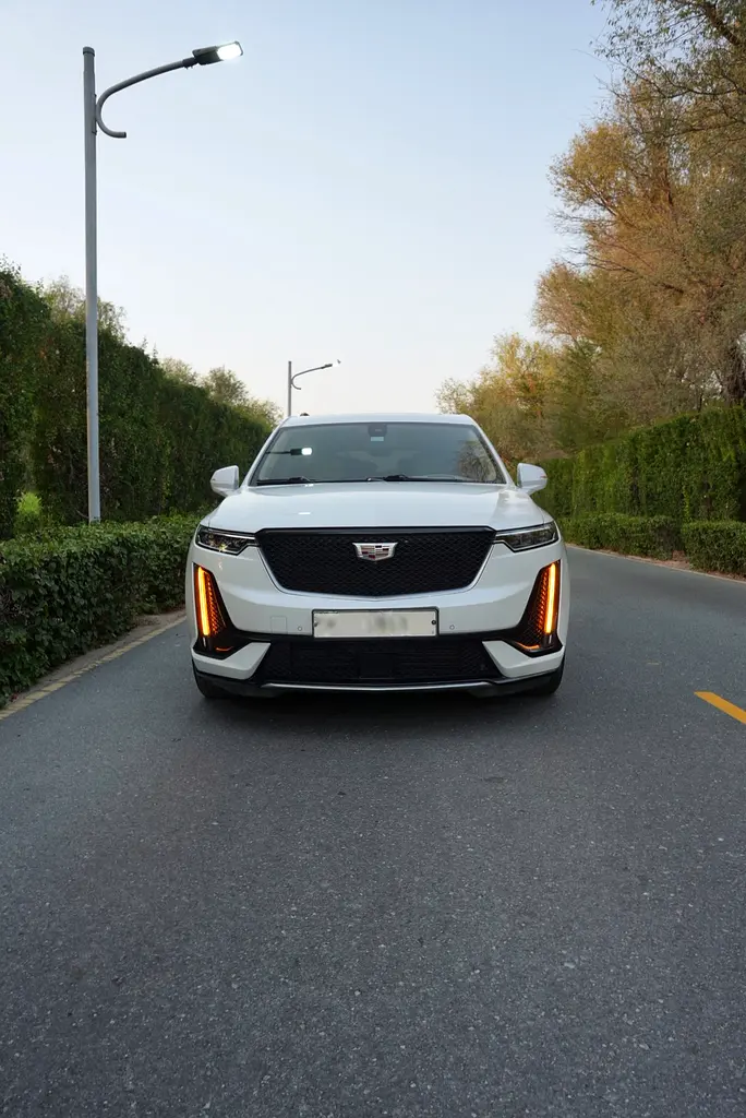 Cadillac XT6 2022 — photo 1 of 18