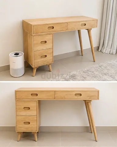 Natural Wood Desk – Excellent Condition