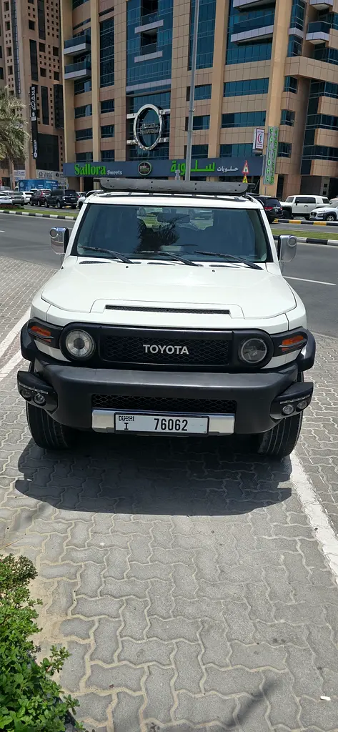 Toyota FJ Cruiser 2012 — photo 1 of 9