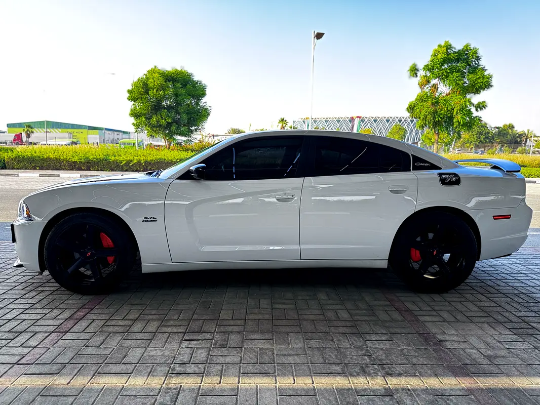 Dodge Charger 2014 — photo 1 of 10