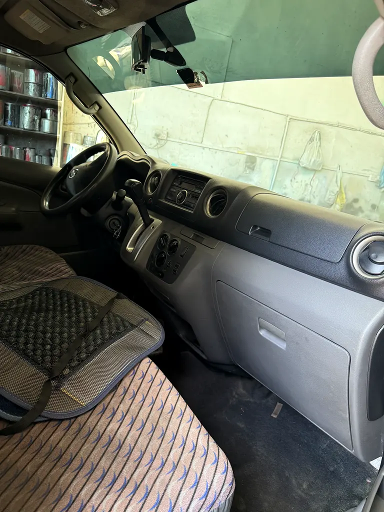 Nissan Urvan 2015 — photo 1 of 2