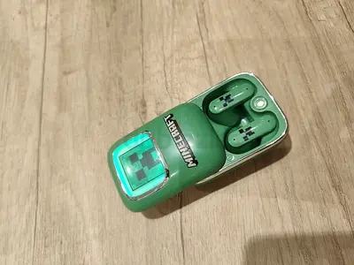 Wireless Bluetooth Earbuds with Charging Case (Green) - Used