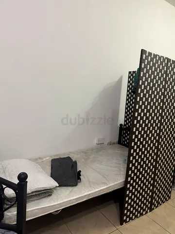 Executive bed space available for Men 750dhs