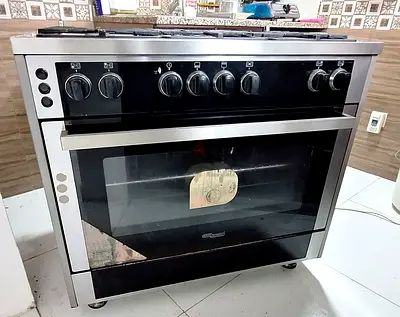 5-burner Gas Cooker with Built-in Oven - Used, Working