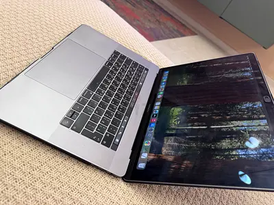 MacBook Pro 15-inch (2019) - 2.6GHz i7, 16GB RAM, Radeon Pro 555X.