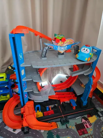HOT WHEELS ULTIMATE GARAGE
