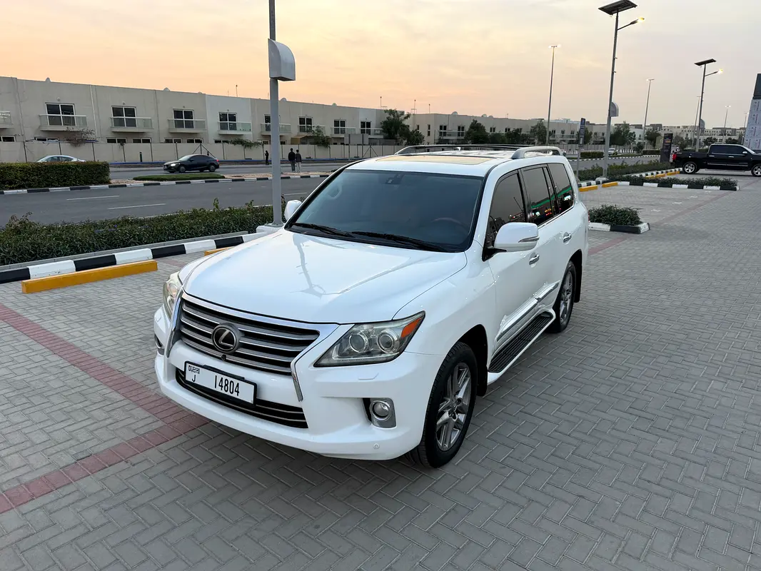 Lexus LX-Series 2013 — photo 1 of 17