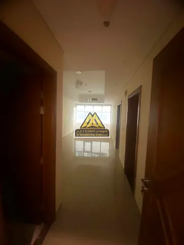 الشقة تتميز بغرفة ماستر مع خزائن حائط وتكييف مركزي، بالإضافة إلى موقع حيوي على شارع رئيسي وسهولة الوصول إلى الشارقة ودبي.