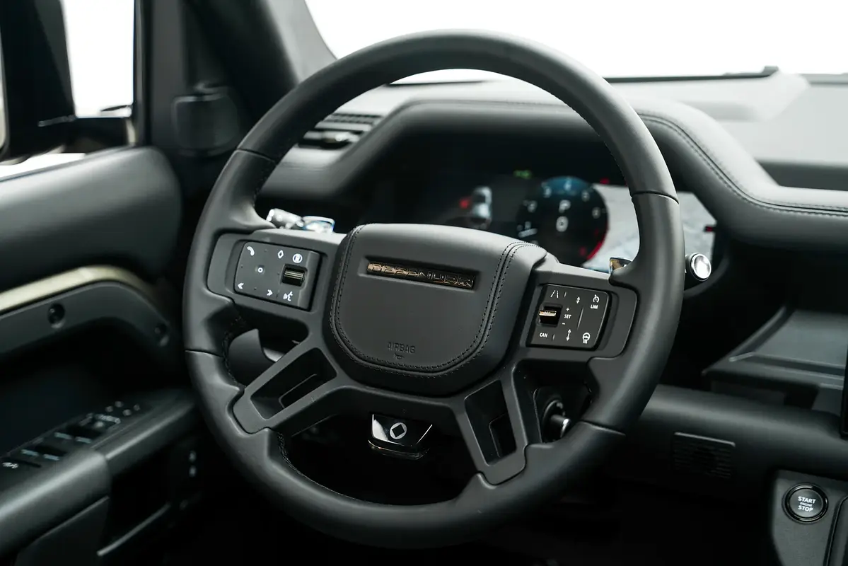 Land Rover Defender 2025