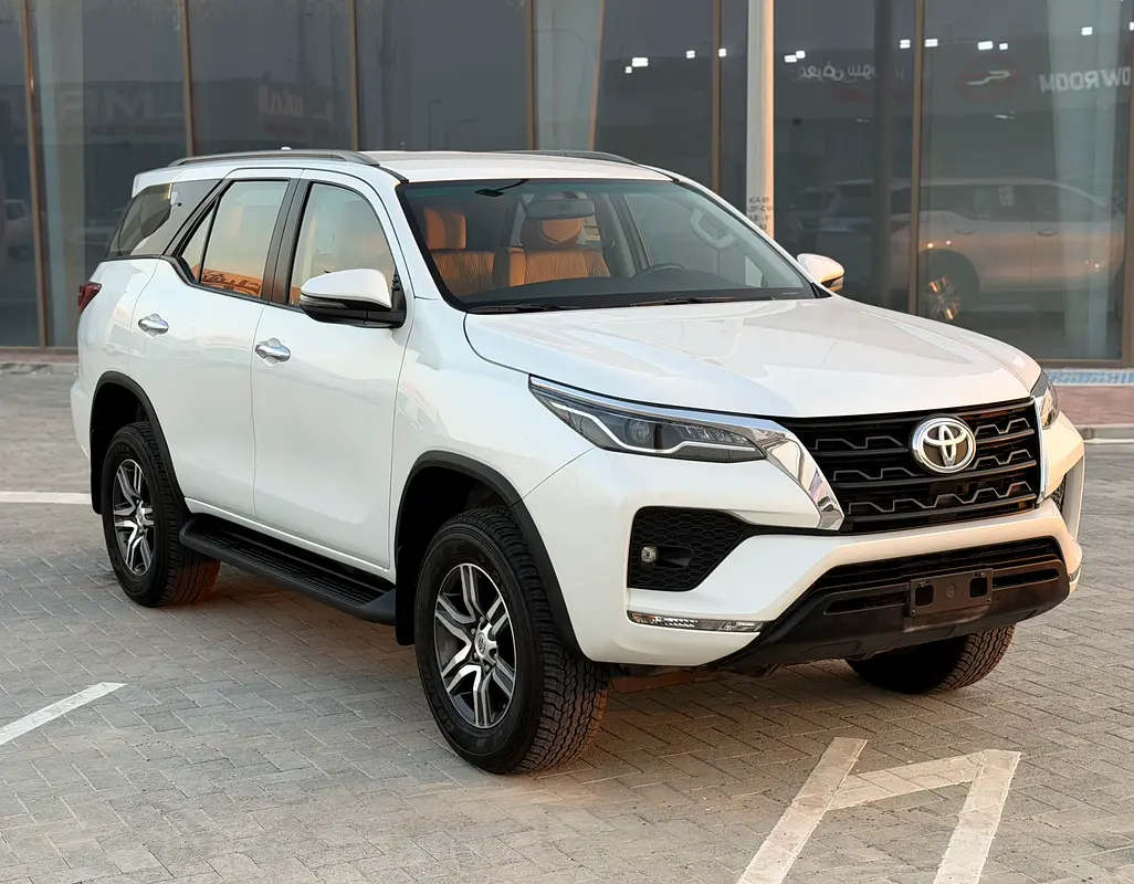 Toyota Fortuner 2024 — photo 1 of 12