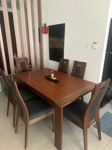Extendable Dining Table Set with 6 Chairs – Excellent Condition