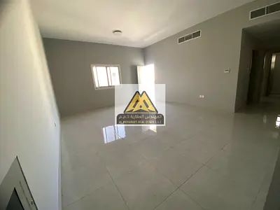 الشقة تتميز ببلكونة واسعة وإطلالة مميزة، مع غرف ماستر وخزائن حائط وتكييف مركزي، بالإضافة إلى موقع قريب من جميع الخدمات.
