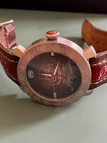 Vintage-style mens wristwatch with engraved bezel and leather strap