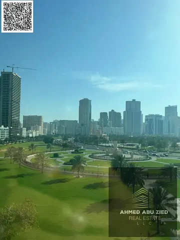مكتب تجاري فسيح للإيجار السنوي في الشارقة | المجاز 2 بجوار حديقة المجاز بمساحة 2000 قدم وإطلالة رائعة بـ 70,000 | 4 دفعات
