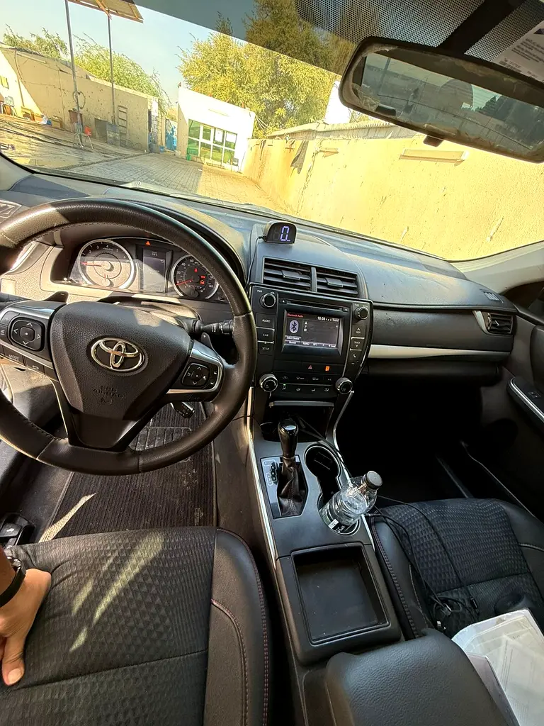 Toyota Camry 2015 — photo 1 of 10