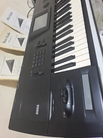 Korg professionalv3 مع برامج وحقيبة  keyboard/synthesizer — well maintained, ready to use