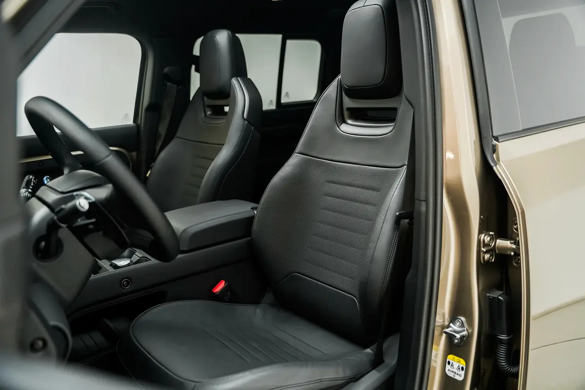 Land Rover Defender 2025