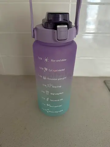 Large gradient reusable water bottle with time marker and carrying handle