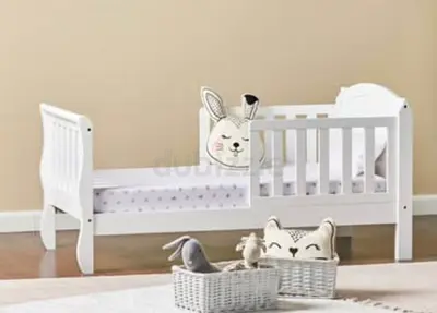 White baby crib that converts to toddler bed - good condition - with Mattress
