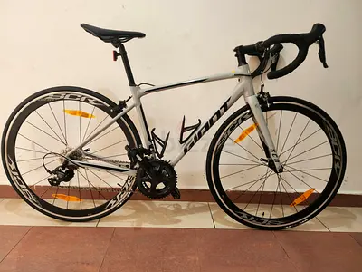 Giant Road Bike - Lightweight aluminium Frame, Shimano sora Gears, 700c