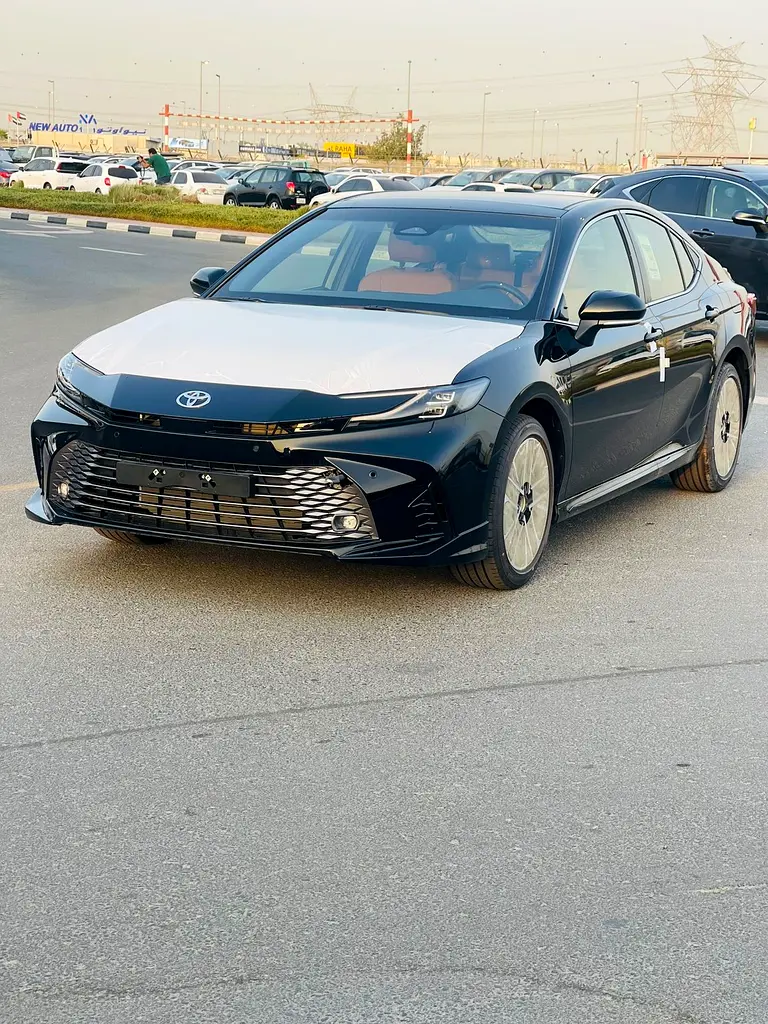 Toyota Camry 2026 — photo 1 of 11
