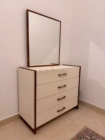 Modern Dresser with Mirror and Four Drawers