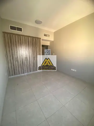 سكني راقٍ بمواصفات فاخرة ومساحات رحبة مع بلكونة وإطلالة مفتوحة وخزائن حائط في موقع حيوي قريب من كافة الخدمات بعجمان