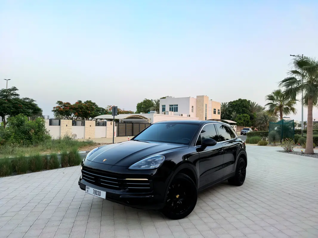 Porsche Cayenne 2019 — photo 1 of 17