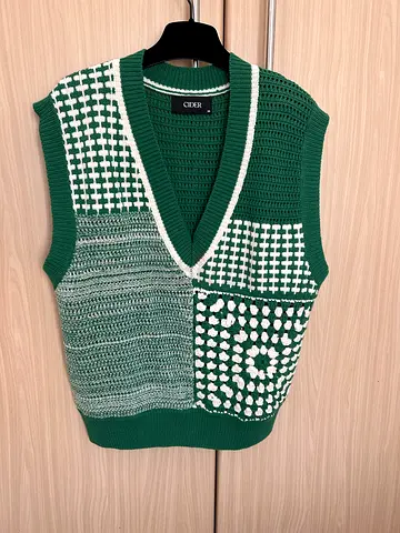 Green and white knitted sleeveless vest (size M) - good condition