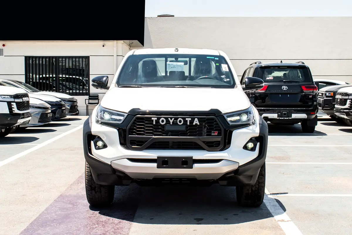 Toyota Hilux 2025 — photo 1 of 17