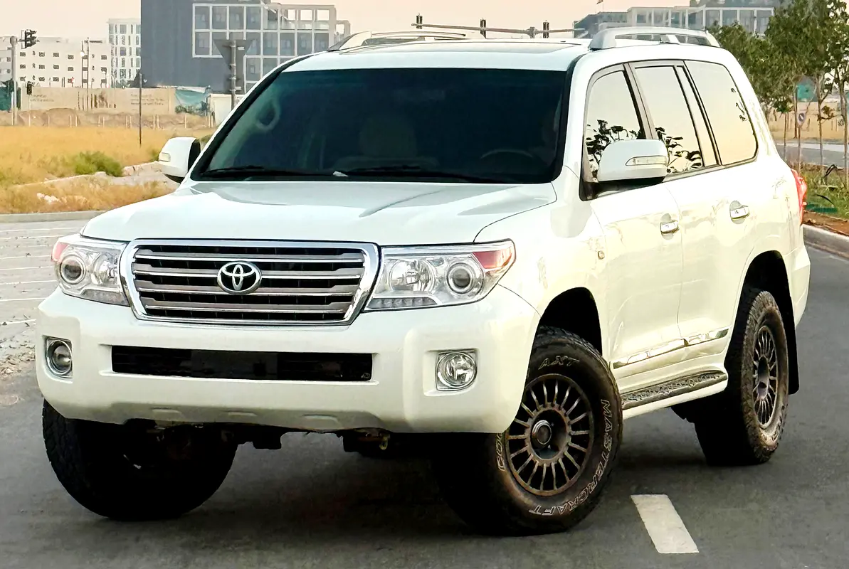 Toyota Land Cruiser 2011 — photo 1 of 9