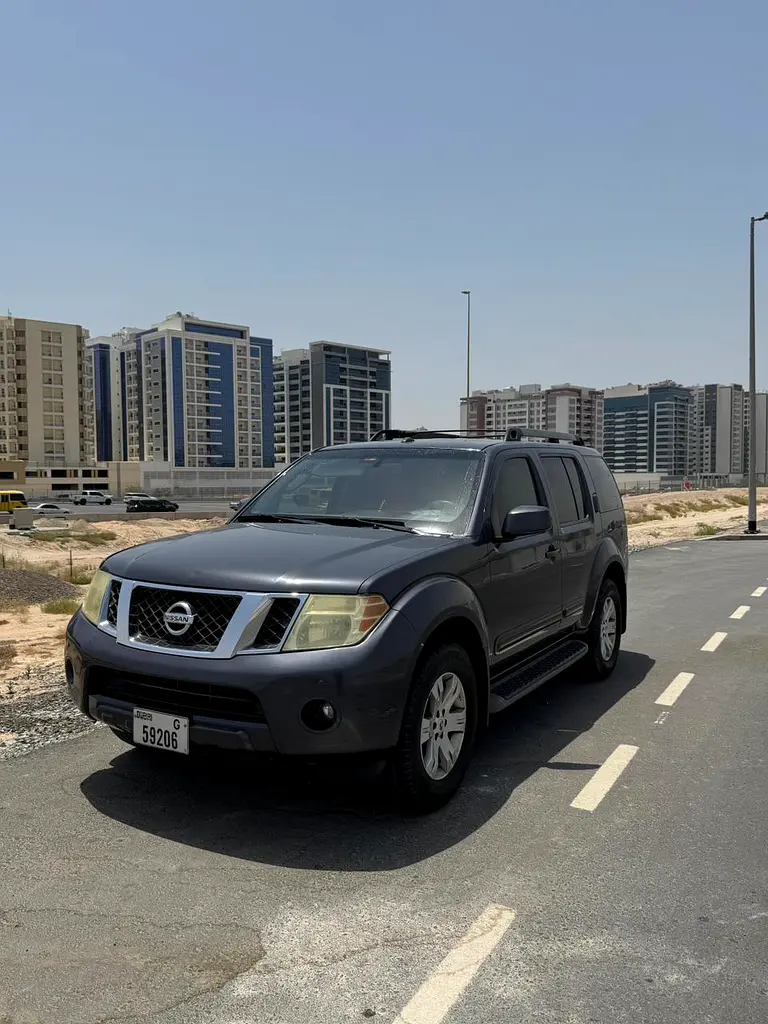 Nissan Pathfinder 2010 — photo 1 of 8