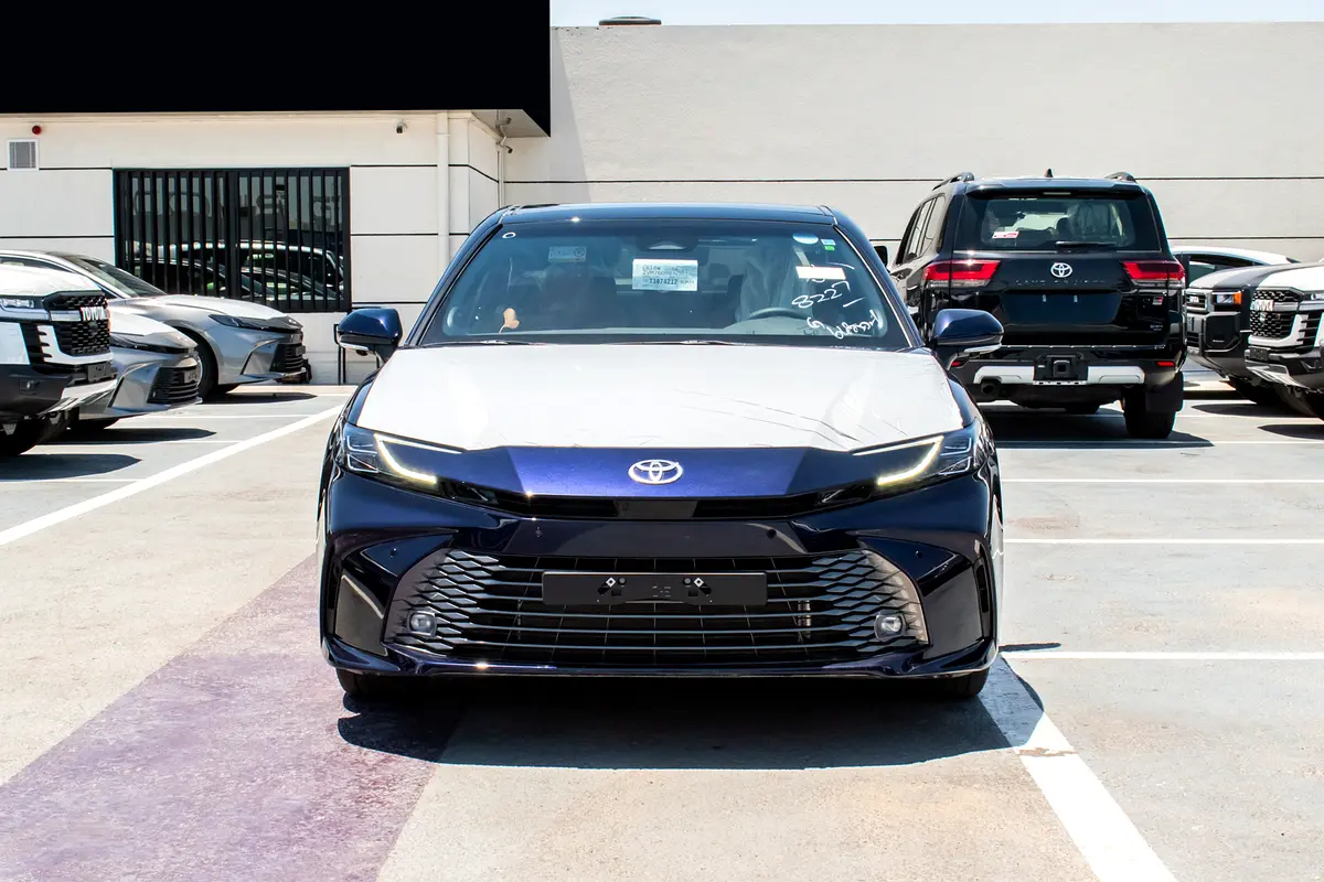 Toyota Camry 2026 — photo 1 of 18