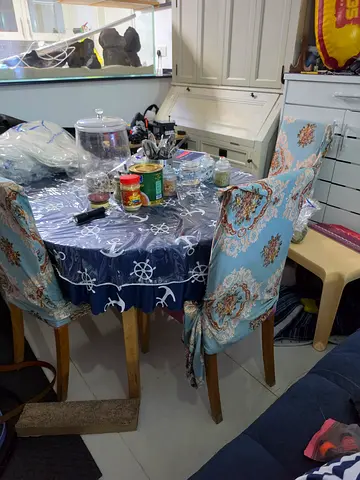 Table and 4 chairs round extendable