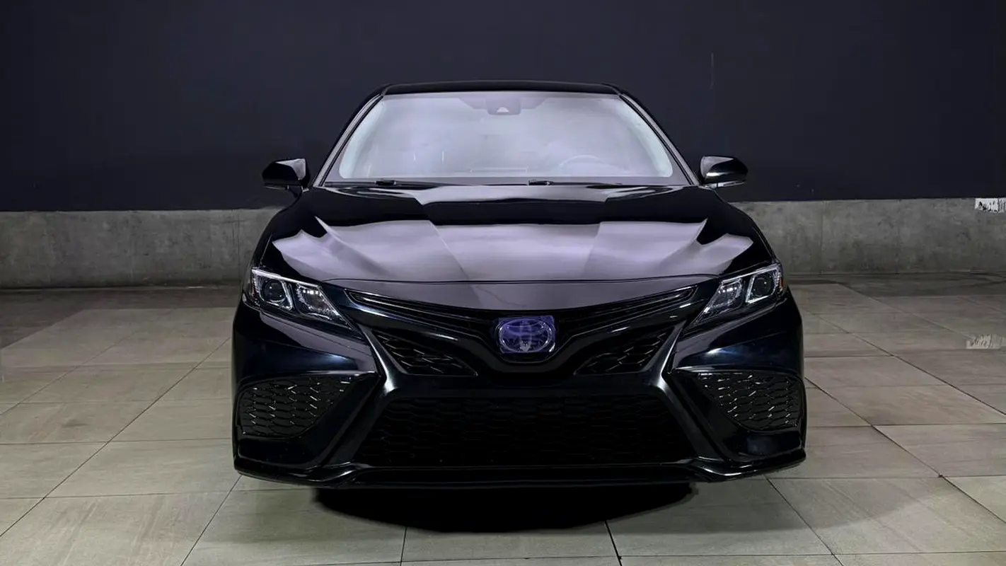 Toyota Camry 2022 — photo 1 of 20