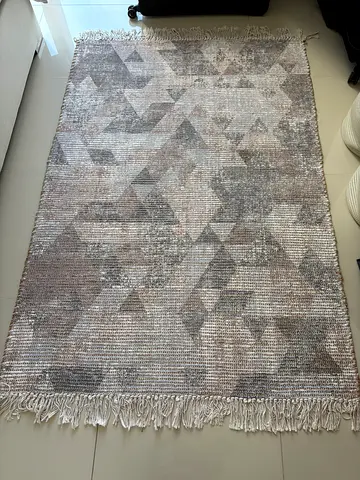 Light grey geometric patterned area rug with fringe - good condition