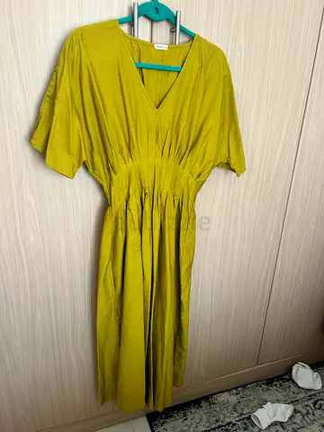 Oysho Olive green knee-length dress, V-neck, short sleeves size M
