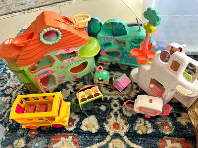 Lot of lalaupsi  family toy house, toy hospital, treehouse, car…. All i excellent condotion